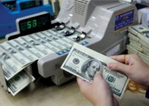 Dollar kreditləri ilə bağlı qadağa qüvvədə qaldı