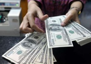 Banklar hərraca çıxarılan dolların hamısını alır