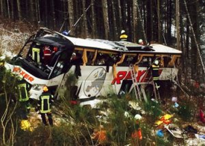 Avtobus dərəyə yuvarlandı