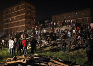 6 mərtəbəli bina uçdu