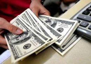 Dünyada dollarla verilən kreditlər qlobal böhrandan sonra ilk dəfə azalıb