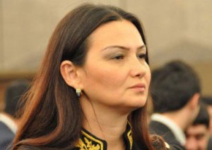 Deputat aktrisanın anasını xəstəxanaya yerləşdirir