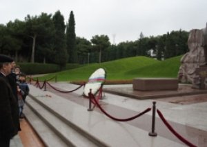 Əvəz Zeynallı Heydər Əliyevin məzarını ziyarət etdi