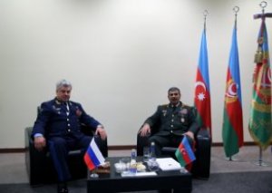 Zakir Həsənov Rusiya Hava Kosmik Qüvvələrinin komandanı ilə bir arada