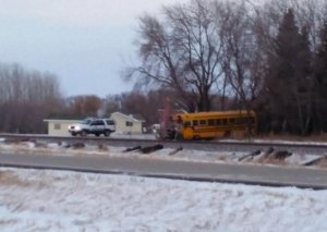 Məktəb avtobusu qatarla toqquşdu