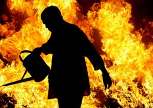 Ər arvadının üstünə benzin töküb yandırdı
