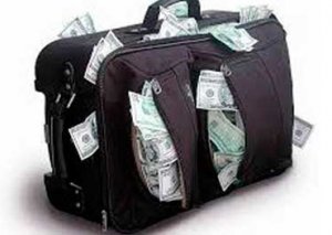 Küçəyə tökülən pullar