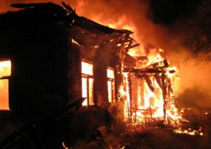 Bakıda ikimərtəbəli ev yandı