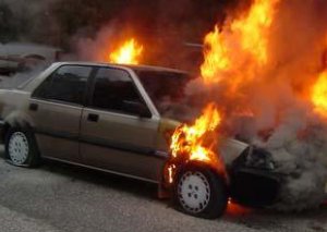 Bakıda minik maşını yandı