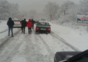 İsmayıllı-Şamaxı yolunu buz bağladı: Maşınlar yolda qalıb