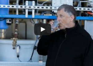 Bill Qeyts nəcisdən hazırlanan su içdi