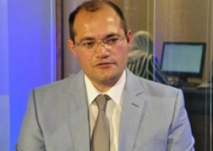 “Hər kəsin rüşvət verə biləcəyi bir məmur var”