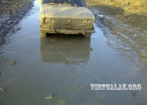 İcra başçısının bir-iki maşın çınqılla “yola verdiyi” yol
