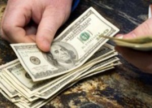 Dolların məzənnəsi 1,63 manatı ötür