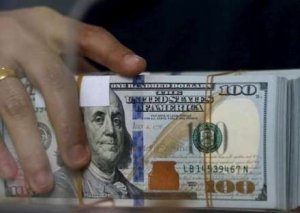 Dollar 2 manata yaxınlaşır - manat dəyərdən düşmə sürətini artırıb