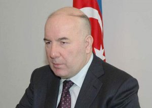 Elman Rüstəmov: “Manata heç bir təhlükə yoxdur”
