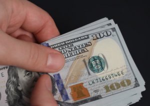 Azərbaycan bankları nağd dollar alışını 2 dəfə artırıb