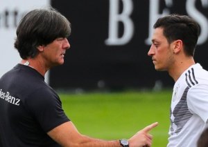 Özil Lövlə görüşməkdən imtina etdi