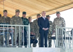 Vasif Talıbov və Zakir Həsənov Naxçıvan Qarnizonu qoşunlarının birgə təlimini izləyib