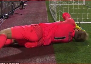 Şotlandiyada fanatlar futbol oyunu zamanı qapıçını vurublar