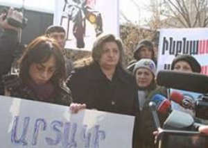 Ermənistanda əsgər anaları küçələrə çıxdı