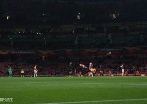 "Arsenal" - "Qarabağ" oyununda erməni azarkeş separatçı rejimin bayrağı ilə stadiona qaçıb