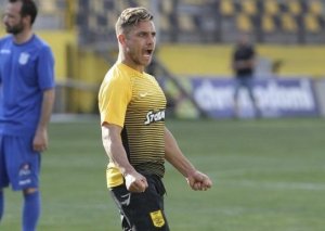 "Neftçi" yunanıstanlı futbolçu alır