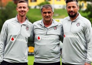 İlhan Mansız "Beşiktaş"dan ayrıldı