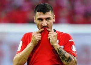 İtaliyalı futbolçu nənəsinin pensiyasından gileyləndi