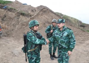 Ermənistanla sər­hə­ddə yerləşən döyüş məntəqə­lə­rin­in xidmə­ti-döyüş fəaliyyəti yox­la­nılıb