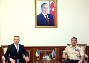 Müdafiə naziri Ukraynanın ölkəmizdə yeni təyin olunmuş səfiri ilə görüşüb