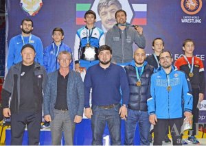 Sərbəst güləşçilərimiz Xasavyurtda beş medal qazanıb