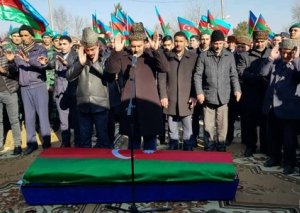 Azərbaycan şəhidi ilə vidalaşır - FOTO