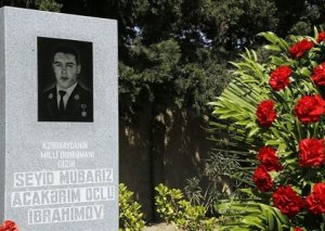 MN-in nümayəndə heyəti Milli Qəhrəman Mübariz İbrahimovun məzarını ziyarət edib
