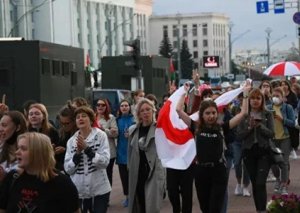 Belarusun müxalif kanalı qadınların yürüşünü zorla dağıdan polislərin məlumatlarını yaydı