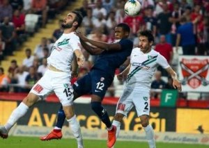“Antalyaspor” Türkiyə Super Liqasında liderlərə şərik çıxıb