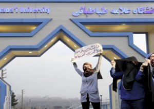 İran yenidən qarışdı: Qızlar hicablarını yandırdı