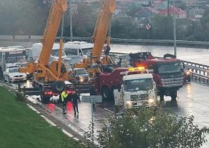 Bakıda yük maşını aşdı, yolda tıxac yarandı