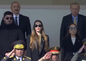 Prezidentin oğlu ilə gəlini hərbi paradda - Foto