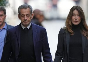 Məhkəmə Sarkozini həbsdən azad edib