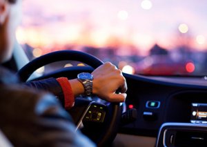 Qadın yolda yatdı, “ayıq sürücü” pulunu oğurladı