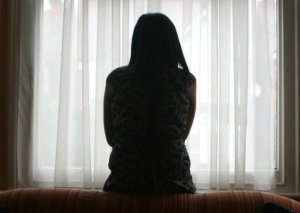 Sevgilisini bıçaqlayan qısqanc qadın məhkəmə zalından azadlığa buraxıldı