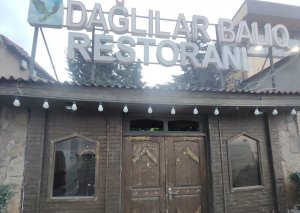 Bu restoranda qida məhsulları döşəmənin üzərində saxlanılırmış... - Fotolar