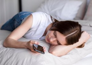 Səhər oyanan kimi telefona baxmaq zərərlidir – səbəbi açıqlandı