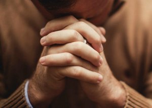 Müəllim əməkhaqqına görə direktorla dalaşdı, arvadını və qızını DÖYDÜ - TƏFƏRRÜAT