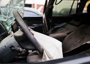 Maşın ağaca çırpıldı: Ölən və yaralananan var