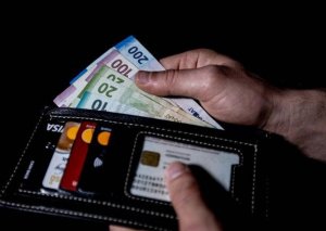 Orta aylıq əməkhaqqı 1100 manatı KEÇDİ