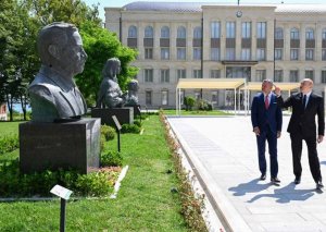 İşğal dövründə güllələnmiş büstlərə baxdılar - FOTOLAR