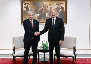 Prezident qazaxıstanlı həmkarı ilə görüşdü