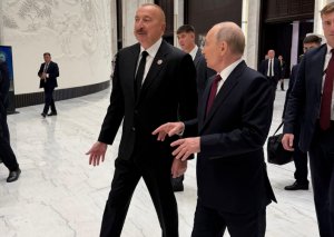 İlham Əliyev Putinlə ayaqüstü görüşdü - FOTOLAR
